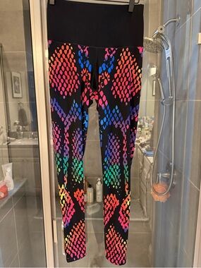 Eva Varro Women’s Reversible Leggings Multicolor Neon Snake/Solid Black